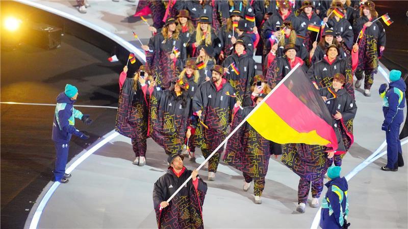 Italien feiert Olympia-Eröffnung als knallbunte Oper Angeführt von Leon Draisaitl lief ein Teil des deutschen Teams ins Mailänder Stadion ein.