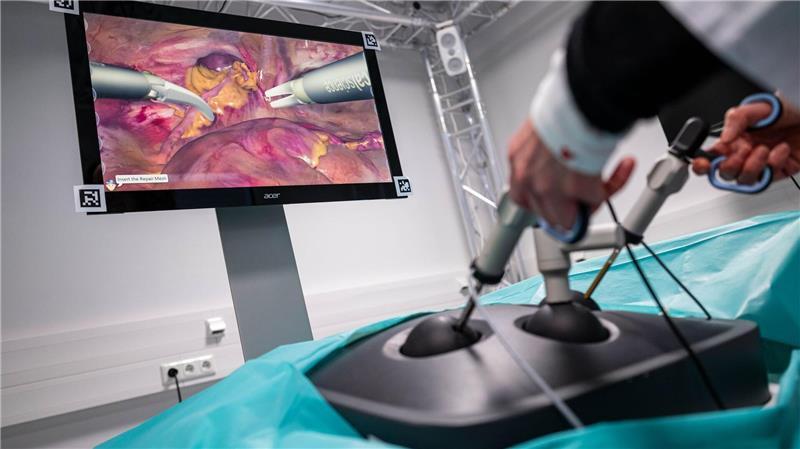 Angehende Ärzte können mit einem Simulator üben.