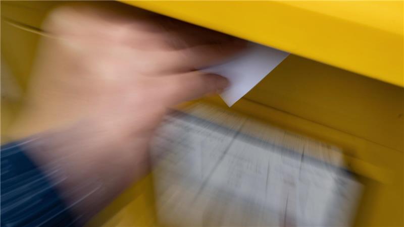 Posse um angestaubte Lehrer-Bewerbung mit Postkarte Angehende Lehrer mussten ihrer Bewerbung an die Bremer Bildungsbehörde bis vor wenigen Tagen noch eine Postkarte für die Rückantwort beilegen. Foto: Marijan Murat