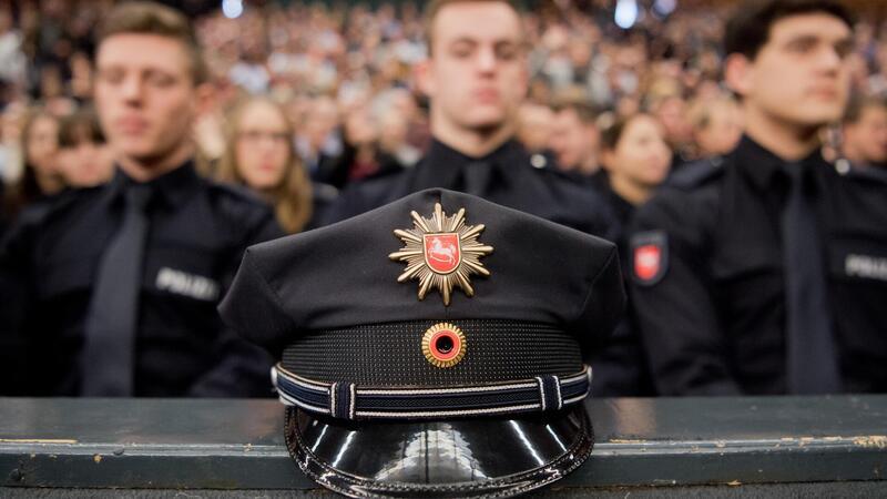 Cold Cases – Studenten helfen den Ermittlern bei der Suche nach dem Mörder Angehende Polizisten des Bachelorstudiums der Polizeiakademie Niedersachsen nehmen an ihrer Vereidigungsfeier teil. Viele werden keine Cold Cases bearbeiten. Doch sie alle besitzen das Handwerk dafür.