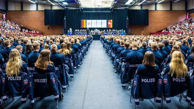 Angehende Polizisten des Bachelorstudiums der Polizeiakademie Niedersachsen nehmen an ihrer Vereidigungsfeier in der Swiss Life Hall teil. Viele werden keine Cold Cases bearbeiten. Doch sie alle besitzen das Handwerk dafür.