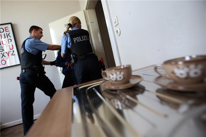 Angehende Polizisten üben in einer Wohnung für Trainingszwecke die Verhaftung eines Schlägers. Häufig muss die Polizei einschreiten, wenn sich Partner in ihrem Zuhause prügeln. Foto: Fredrik von Erichsen/dpa