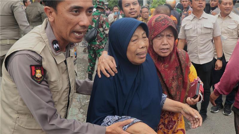 Tote und Vermisste nach Einsturz von Schule in Indonesien Angehörige bangten um ihre verschütteten Kinder.