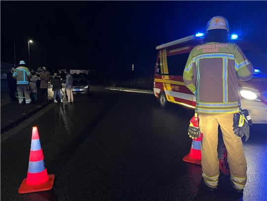Angehörige bedrängen Einsatzkräfte an der Unfallstelle. Foto: Vasel