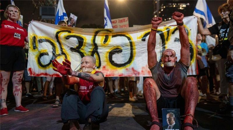 Angehörige der Geiseln fordern ihre Freilassung. 