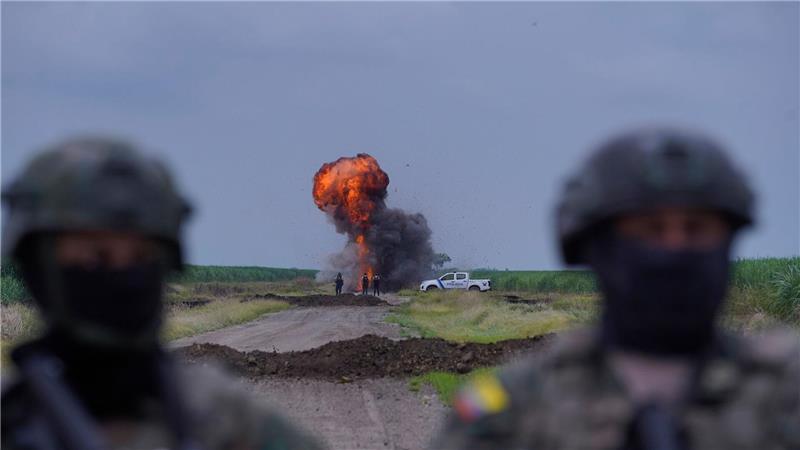 Angehörige der Luftwaffe zerstören in Milagro, Ecuador, eine Landebahn.