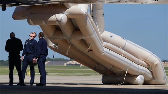 Angehörige der US-Luftwaffe kümmern sich um eine Notrutsche, die an der „Air Force One“ ausgefahren wurde, bevor US-Präsident Trump an Bord gehen wollte.