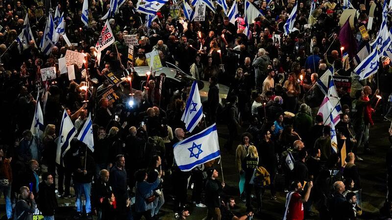 Tausende demonstrieren für Geiseln und gegen Netanjahu Angehörige der israelischen Geiseln, die im Gazastreifen von der Hamas festgehalten werden, protestieren in Tel Aviv für deren Freilassung.