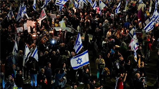 Angehörige der israelischen Geiseln, die im Gazastreifen von der Hamas festgehalten werden, protestieren in Tel Aviv für deren Freilassung.