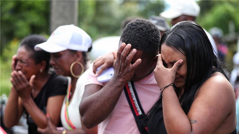 Angehörige eines Opfers weinen während einer Beerdigung in Cajibio, Kolumbien.