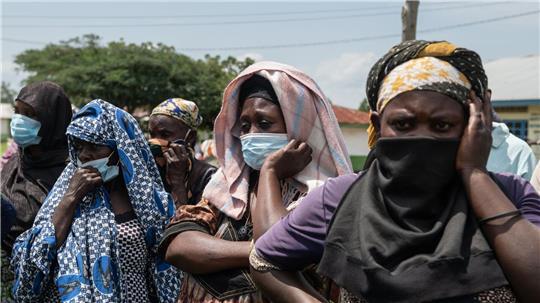 Angehörige sehen zu, wie an Ebola verstorbene Menschen aus einem Gesundheitszentrum in Rwampara, Kongo, gebracht werden.