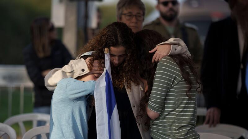 Israel bedauert zivile Tote bei Angriff auf Gaza Angehörige trauern auf der Beerdigung eines israelischen Soldaten.