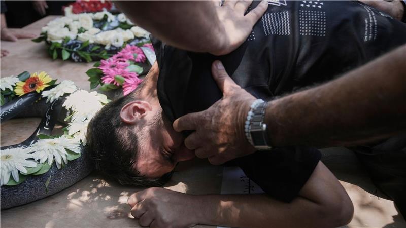 Trump will „echtes Ende“ - Geisterstadt Teheran Angehörige trauern um ein Opfer eines iranischen Angriffs.