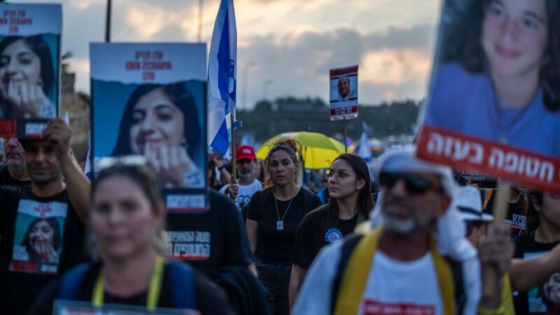 Zwei-Staaten-Lösung: Warum hat es bisher nie geklappt? Angehörige und Freunde der Geiseln, die von der Hamas festgehalten werden, nehmen an einem „Marsch für die Geiseln“ von Tel Aviv nach Jerusalem teil.