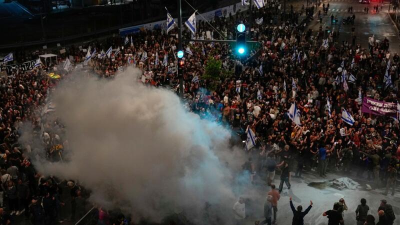 Israel setzt Rafah-Offensive fort - mit oder ohne Geiseln Angehörige und Unterstützer der israelischen Geiseln, die im Gazastreifen von den palästinensischen Hamas festgehalten werden, fordern bei einer Demonstration ihre Freilassung.