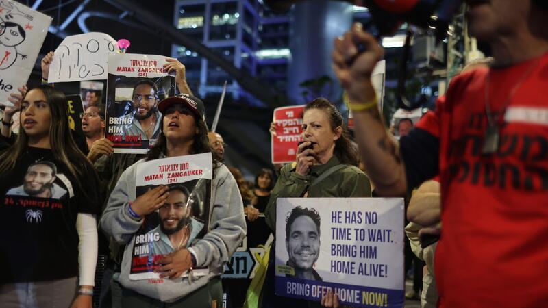 Islamischer Dschihad zeigt neues Video von Geisel Angehörige und Unterstützer von Geiseln während einer Protestaktion in Tel Aviv.