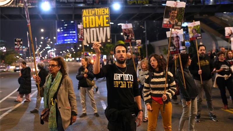 Angehörige von Geiseln in Tel Aviv demonstrieren seit Monaten für deren Freilassung. 