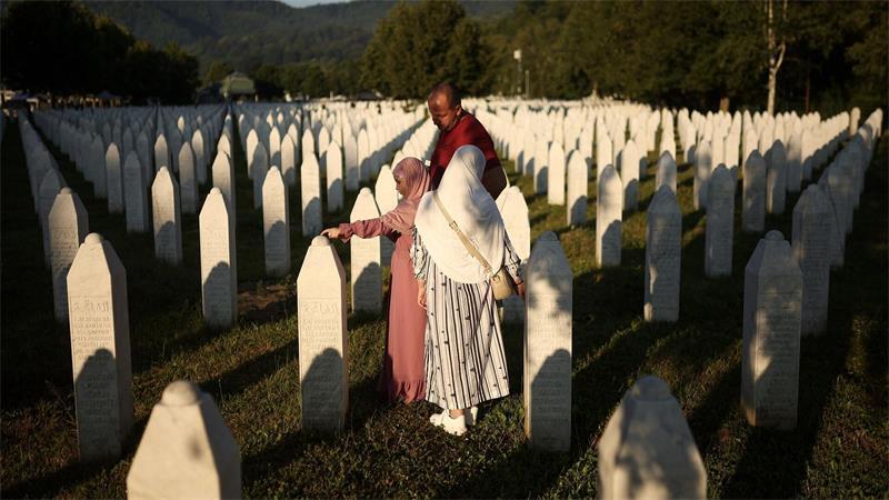 Angehörige von Opfern trauern am Jahrestag des Völkermords von Srebrenica. 