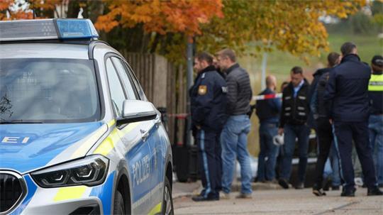 Angehörige wählten nach der Tat den Notruf und riefen die Polizei.