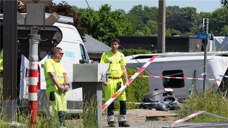 „Ein rabenschwarzer Tag“: Zug prallt in Belgien in Schulbus Angehörige werden vor Ort versorgt.
