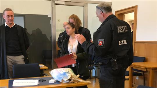 Angeklagt, aber nicht verhandlungsfähig: Die 24-Jährige fiel seit Beginn des Prozesses mit Ausbrüchen auf.
