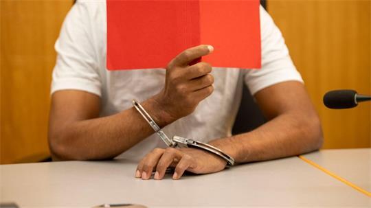 Angeklagt ist der 30-Jährige wegen versuchten Mordes. 