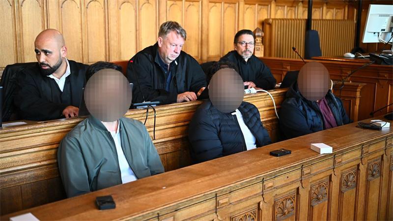 Tödlicher Streit in Bremer Neustadt Angeklagt sind ein Vater, einer seiner Söhne sowie ein weiterer Mann.