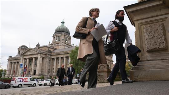 Angeklagte Block (links) und ihr Anwalt Bott (rechts) betreten das Hamburger Landgericht. (Archivbild)