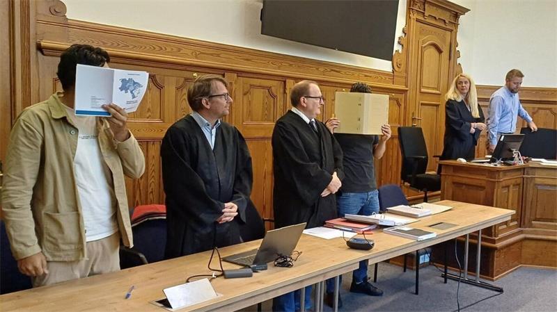 Angeklagte im Saal 209 des Landgerichtes Stade und ihre Anwälte.