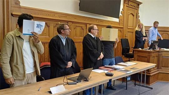 Angeklagte im Saal 209 des Landgerichtes Stade und ihre Anwälte.