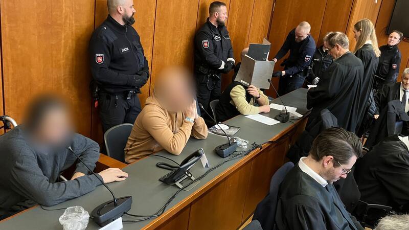 Angeklagte sitzen in einem Prozess wegen Millionenbetrugs auf der Anklagebank im Landgericht Göttingen.