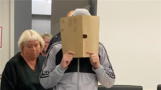 Angeklagter Physiotherapeut kommt mit seiner Verteidigerin in den Gerichtssaal. (Archivbild)