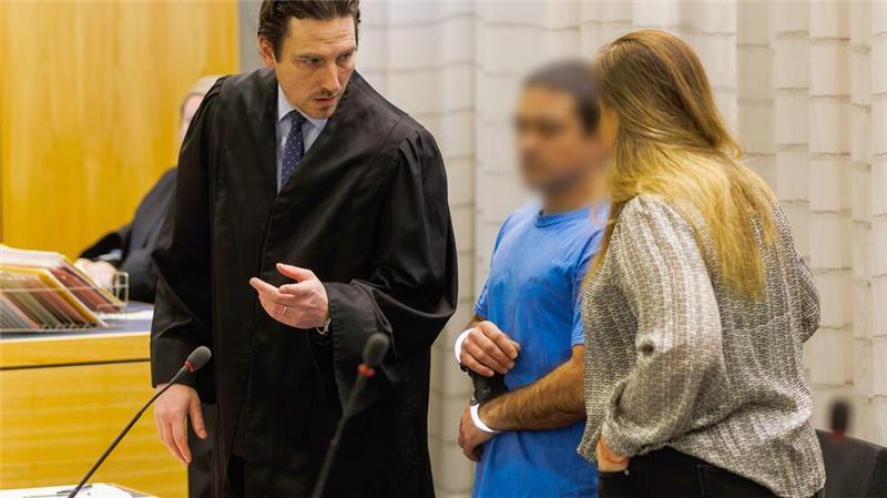 Angeklagter reagiert vor Gericht auf Vorwürfe. 