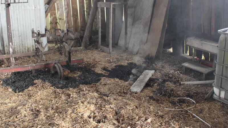 Feuerwehr verhindert Scheunenbrand in Bargstedt Angekohlte Bretter wurden später im Freien abgelöscht und gelagert.