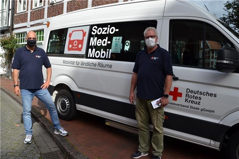 Angekommen : Detlef Koslowski (rechts) und Sascha Krag haben Erika Sauer sicher zum Zahnarzt gebracht. Fotos: Helfferich