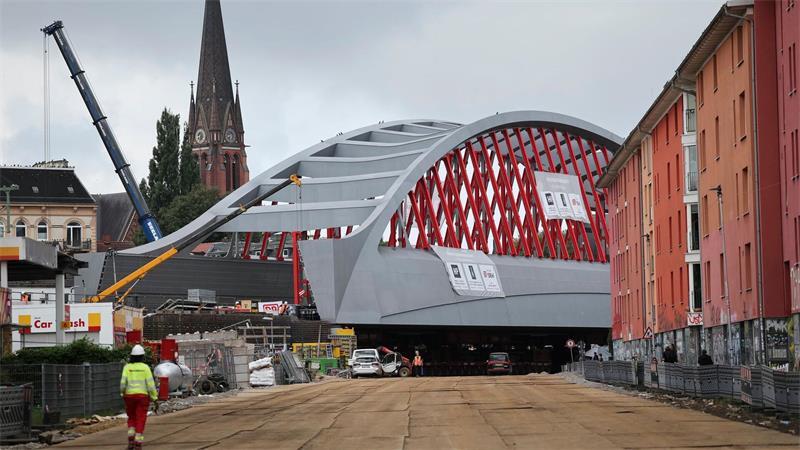 Angekommen: Die neue Sternbrücke hat ihren Zielort erreicht. Von Ende August an werden wieder rund 1.000 Züge täglich über sie rollen und damit den Hauptbahnhof und den Bahnhof Altona miteinander verbinden.