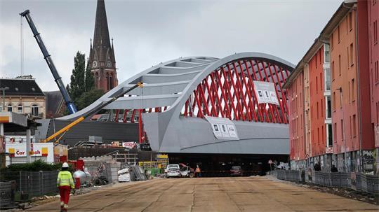 Angekommen: Die neue Sternbrücke hat ihren Zielort erreicht. Von Ende August an werden wieder rund 1.000 Züge täglich über sie rollen und damit den Hauptbahnhof und den Bahnhof Altona miteinander verbinden.