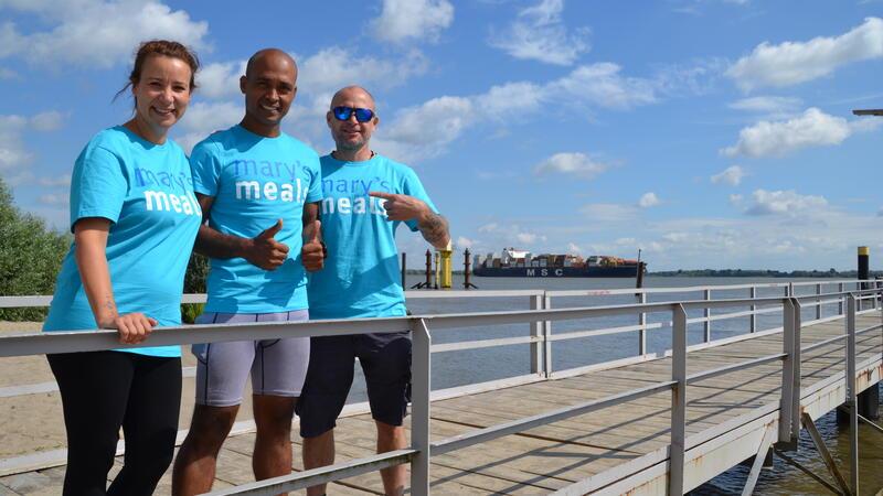 Jeden Tag einen Marathon: 39-Jähriger läuft 660 Kilometer entlang der Elbe Angekommen: Jaya Prakash Kar (Mitte) lief am Sonntagmorgen seine vorletzte Etappe von Cranz bis nach Krautsand. Begleitet wird er von Sabrina Klaß und Axel Schwind.