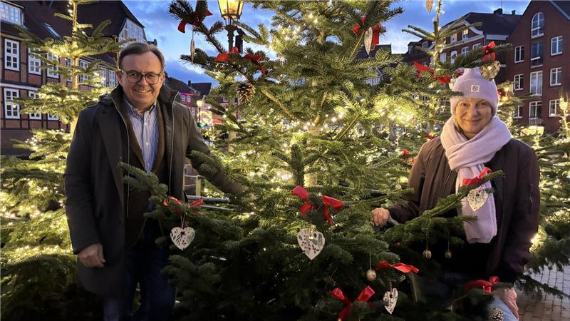 Historisches Gebäude am Fischmarkt: Ex-Weinlager wird zum Weihnachtshaus Angela „Angie“ Scholz vom Fuerkiek freut sich über insgesamt 60 beleuchtete Tannenbäume, die Jochen Osthus und seine Mitstreiter vom Rotary Club Stade gesponsert haben.