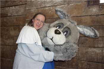 Angela Gottschalk (63), Ehrenamtliche beim Freundeskreis Schloss Agathenburg, schlüpfte am Ostermontag zum ersten Mal in die Rolle des Osterhasen.
