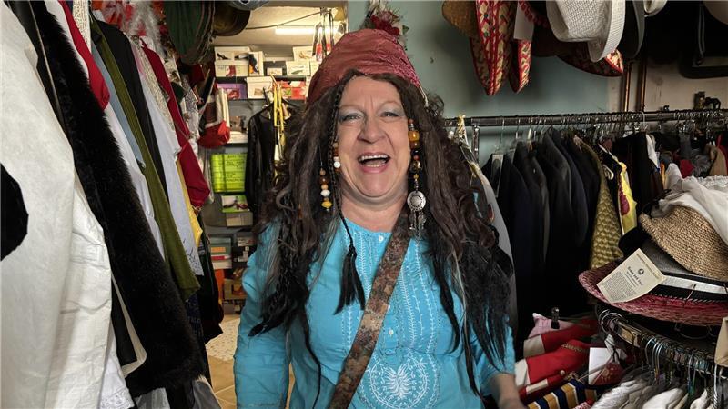 Angela Gottschalk hat um die 2000 Kostüme in ihrem Fundus, dazu unzählige Accessoires wie Hüte, Masken, Taschen, Brillen und Perücken.