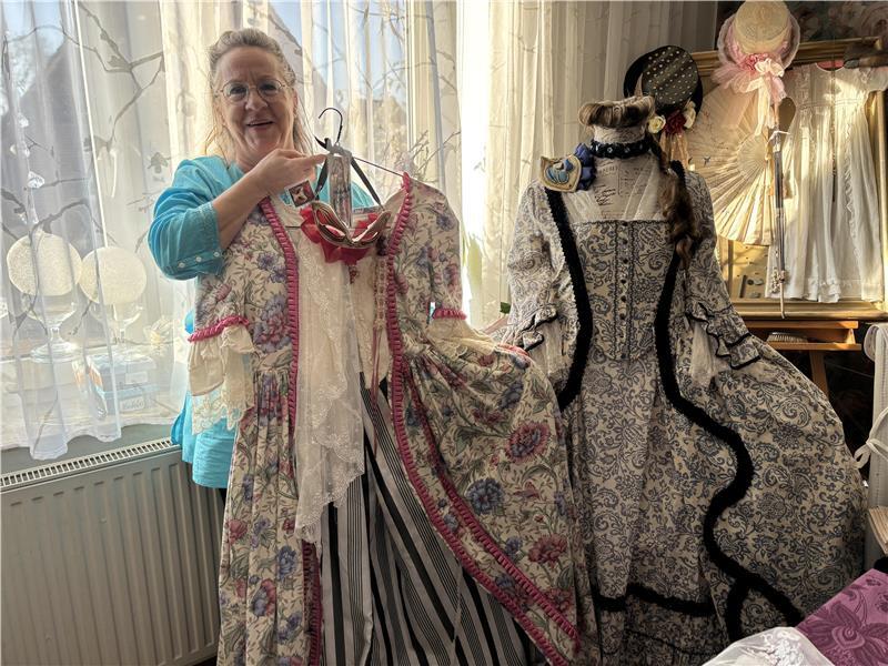 Angela Gottschalk zeigt die zwei Rokoko-Kleider, die am aufwendigsten anzuziehen und im Verleih am teuersten sind.