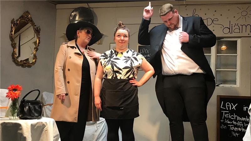 Angela März (als Sandy), Julia Klinger (Erna) und Marvin Bekkema (Blöömke,von links) zauberten aus der Kneipe ein vermeintliches Edelrestaurant.