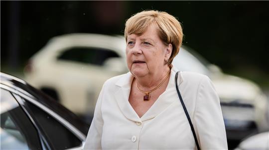 Anwohner gehen an beschädigten Gebäuden im Zentrum von Pokrowsk vorbei. 