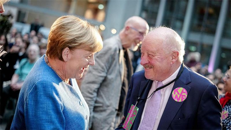 Angela Merkel (CDU), ehemalige Bundeskanzlerin, spricht bei der Ausstellungseröffnung „Kokoschkas Adenauer. Warhols Brandt.“ im Marie-Elisabeth-Lüders-Haus mit Konrad Adenauer (CDU), Enkel des ersten Bundeskanzlers der Bundesrepublik Deutschland.