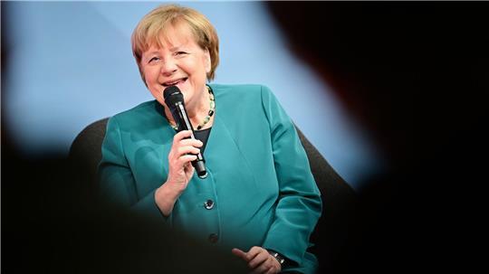 Angela Merkel erzählte von kleinen Tests mit KI-Anwendungen. 