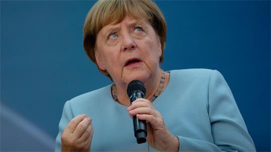 Angela Merkel sieht das faktenbasierte Denken und Argumentieren in Gefahr.