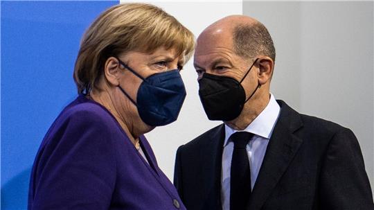 Angela Merkel und Olaf Scholz während der Corona-Pandemie. (Archivbild)