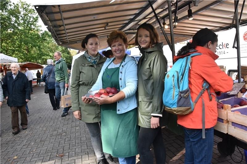 Angela Quast - hier mit ihren Töchtern Karina und Mareike - verkauft seit 39 Jahren Äpfel auf dem Wochenmarkt in Altkloster. Fotos Felsch