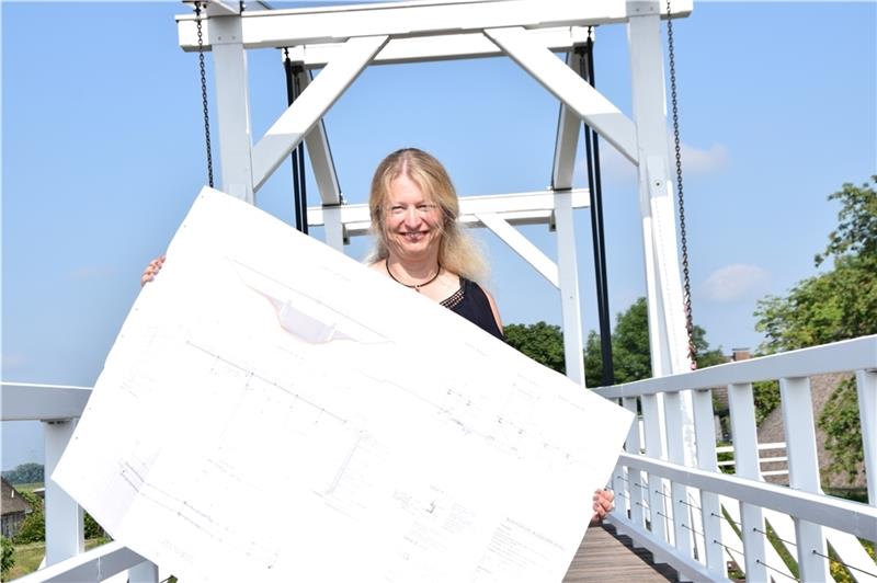 Angela Sawannia, von Beruf technische Zeichnerin, aus Mittelnkirchen hat sich sogar die Baupläne der neuen Brücke gesichert. Foto: Battmer